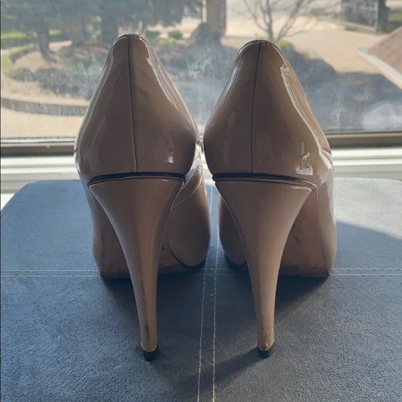 Stuart Weitzman nude peep toe pumps. Size 38.5 - Picture 4 of 7